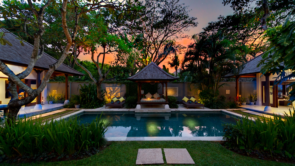 Villa Kedidi - Pool and garden at dusk